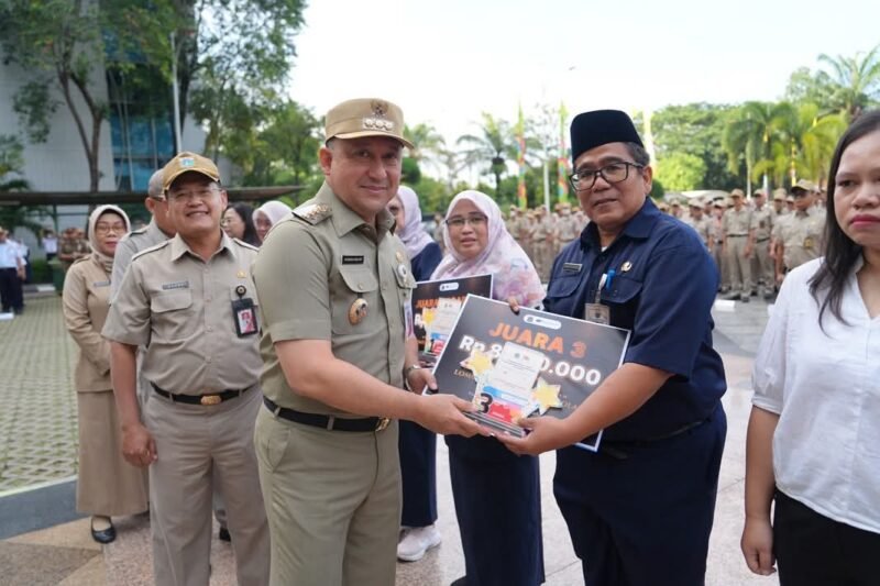 POTRET: Walikota Jakarta Utara, Hendra Hidayat saat menyerahkan trophy dan hadiah bagi pemenang lomba perpustakaan. (Foto: news.devilo.co)