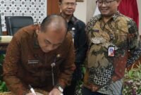 POTRET: Wali Kota Jakarta Barat, Uus Kuswanto saat penandatangan kolaborasi lintas sektor terkait penanganan penurunan stunting. (Foto: Istimewa).