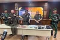 Kepala Kejari Tangerang Selatan, Apreza Darul Putra.Mengatakan, pelaku TRM menggunakan atribut untuk mengelabui korbannya seakan-akan sebagai pimpinan Kejaksaan.