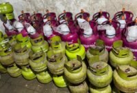 Subdit Tipidter Ditreskrimsus Polda Banten, menggerebek lokasi penyuntikan gas tabung 3 kg ke gas tabung 5,5 Kg dan 12 Kg dalam jumplah besar di Pangkalan LPG 12 Kg Cahaya Abadi, Jalan Raya Pakuhaji No.97 RT. 05 RW.01, Kelurahan Sepatan, Kecamatan Sepatan, Kabupaten Tangerang, Prov. Banten. Senin (01/12/ 2025) Jam 11.00 Wib