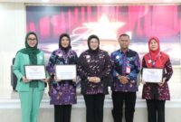 Wakil Bupati (Wabup) Tangerang, Intan Nurul Hikmah membuka Rapat Koordinasi (Rakor) Penanggulangan HIV/AIDS dalam rangka memperingati Hari AIDS Sedunia 2025, yang mengambil tema nasional “Bersama Hadapi Perubahan: Jaga Keberlanjutan Layanan HIV”. Acara tersebut digelar di Gedung Serbaguna (GSG) Puspemkab Tangerang, Kamis (04/12/25)
