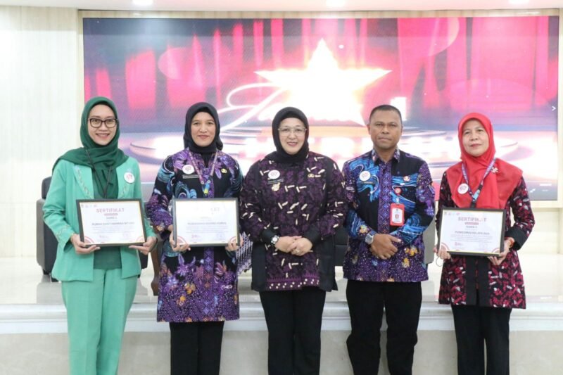 Wakil Bupati (Wabup) Tangerang, Intan Nurul Hikmah membuka Rapat Koordinasi (Rakor) Penanggulangan HIV/AIDS dalam rangka memperingati Hari AIDS Sedunia 2025, yang mengambil tema nasional “Bersama Hadapi Perubahan: Jaga Keberlanjutan Layanan HIV”. Acara tersebut digelar di Gedung Serbaguna (GSG) Puspemkab Tangerang, Kamis (04/12/25)