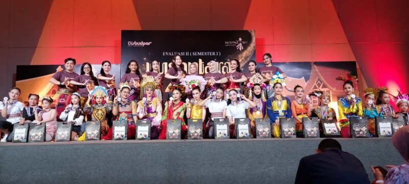 Sanggar tari Mustika Ayu dalam evaluasi II Semester I menampilkan pergelaran tari Nusantara yang di tampilkan anak - anak sanggar tari, dari usia dini sampai usia tingkat dewasa.