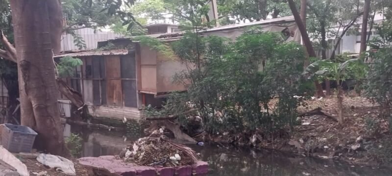 POTRET - bangunan liar (Bangli) di Bantaran Kali Sunter Agung marak dan menjamur. (Foto: Ekslusif Suara Realitas).