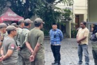 POTRET - Kasatpol PP Jakarta Utara, Budhy Novian saat memimpin apel pengamanan perayaan Nataru. (Foto: news.devilo.co/Za).