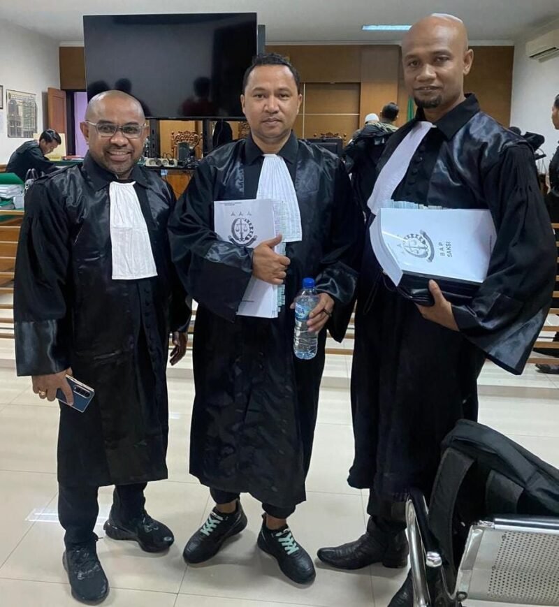 Kami dari YNN LawFirm meminta kepada Kapolri, Kapolda Banten dan Kapolresta Tangerang sebagai atasan penyidik wajib mengontrol proses penyilidikan/penyidikan Perkara yang saya dan rekan-rekan tangani ini sangat jelas ada peristiwa pidana, jadi ditunggu apalagi korban dan keluarga sampai detik ini mengeluh akan kepastian dan keadilan Hukumnya.