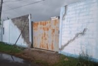 FAKTA - sebuah bangunan gudang yang diduga dijadikan tempat penampungan BBM tidaklah benar melainkan hanyalah tempat parkir kendaraan angkutan mobil milik pribadi. (Foto: Suara Realitas).