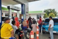 Terlihat pengendara mobil yang sedang mengisi Pertamax Turbo di SPBU 34-15519.
