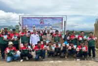 Kelompok Tani melakukan penyemprotan lahan tanah jagung hyibrida tersebut dengan memakai produk pupuk Tani HMTN MP