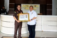 POTRET - Kejati Jateng saat menerima BPI Award. (Foto: Istimewa).