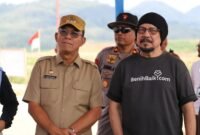 POTRET - Bupati Tapanuli Selatan, H. Gus Irawan Pasaribu saat mengunjungi warga di lokasi pumulihan pasca bencana di kebun Batang Toru PTPN, beberapa hari lalu. Kunjungan tersebut dilakukan bersama founder benihbaik.com Andy F Noya guna 
meninjau pembangunan hunian tetap dan hunian sementara bagi warga serta pengelolaan Pondok Trauma Healing dilahan PTPN Batang Toru. (Foto: Istimewa).
