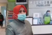 POTRET - petugas medis dari Puskesmas Pasirlangu saat dimintai keterangan soal dugaan Prajurit TNI jadi korban bencana tanah longsor. (Foto: Bandungkita.id/Dhomz).