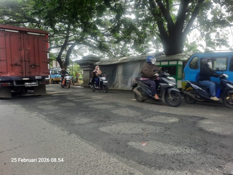 Proyek pengaspalan jalan raya Cadas Sepatan, di wilayah kabupaten tangerang yang asal jadi