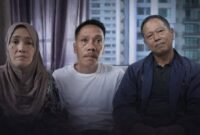 POTRET - (kiri dan tengah) orang tuanya Fandi, serta (kanan) Kesatuan Pelaut Indonesia (KPI), I Dewa Nyoman Budiasa menegaskan bahwa status kapal diduga “Phantom Shipping”. (Foto: Istimewa).