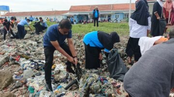 Gotong Royong Warga Tanjung Kait Bersihkan Pesisir, Dukung Penataan Kawasan Pantai