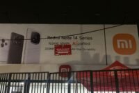 POTRET - gerai Xiaomi di Islamic Centre terpasang stiker penunggak pajak dan diduga tak kantongi izin penyelenggara reklame serta tayangan merek tetang tayang. (Foto: Ekslusif Suara Realitas/Za).