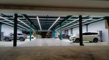 POTRET - pengisian daya mobil listrik tetap jalan! Padel MMT Kembangan diduga bandel abaikan segel Pemkot Jakbar. (Foto: Istimewa).