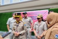 POTRET - Wali Kota Jakarta Barat, Iin Mutmainnah usai menyegel ulang Lapangan Padel MMT:  tak kantongi PBG dan SLF. (Foto: Suara Realitas).